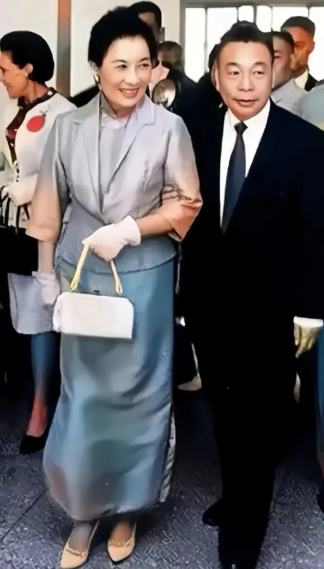 上世纪六十年代末，已经进入古稀之年的宋美龄，在蒋经国的搀扶下，出席公众活动。虽然