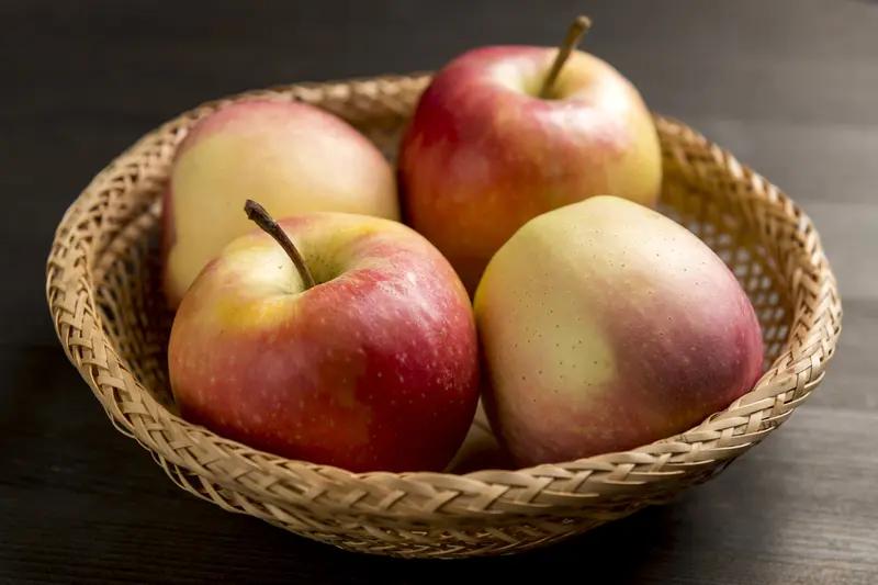 吃苹果，我站脆的那队！脆苹果咬下去“咔嚓”一声，汁水在嘴里爆开，那叫一个爽！就像