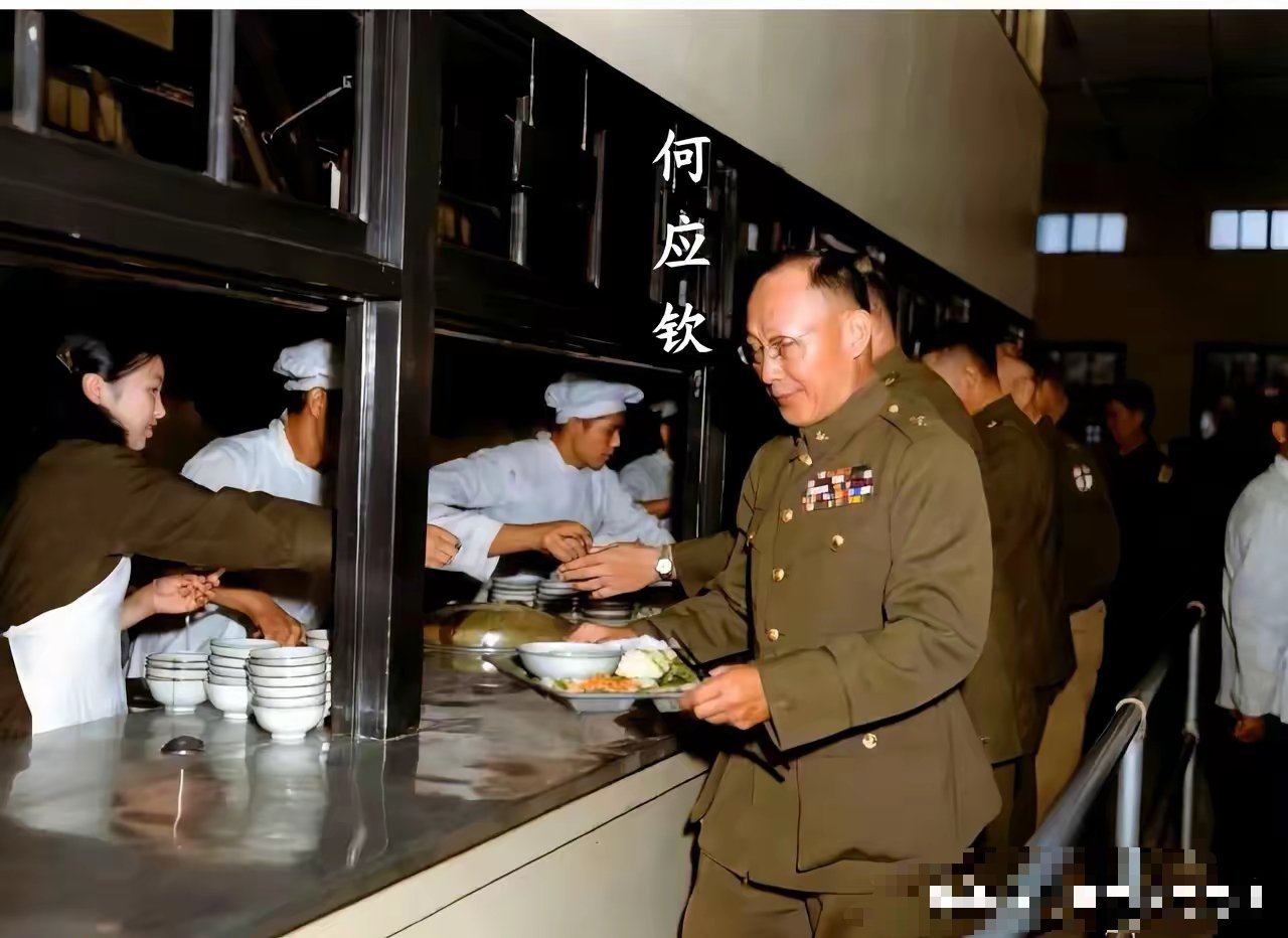 这是1948年国军高官何应钦在食堂打饭的老照片。这张照片给我的感觉是80年前的食