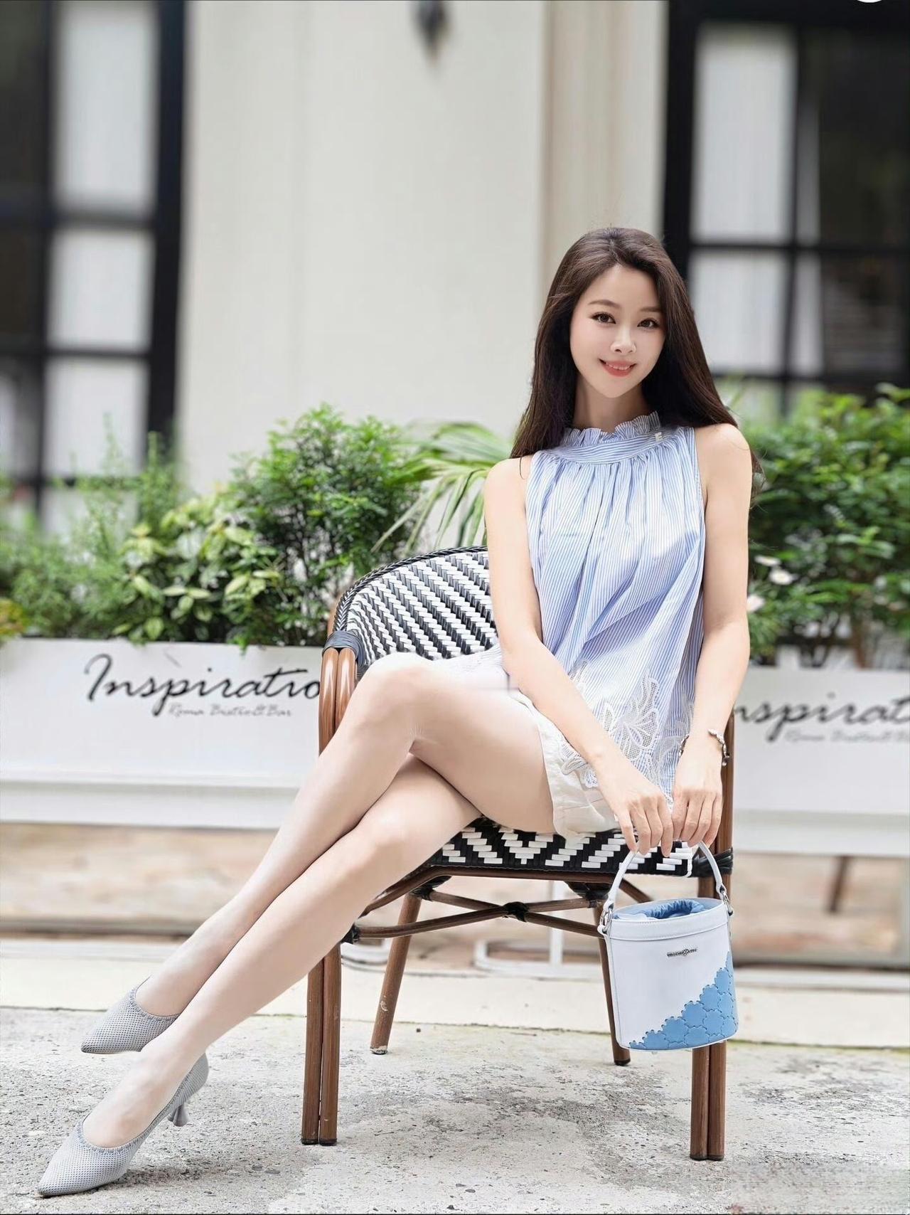 这套是“清新甜美的轻氧少女风”穿搭，浅蓝+白的配色适配法式绿植场景，温柔与精致感