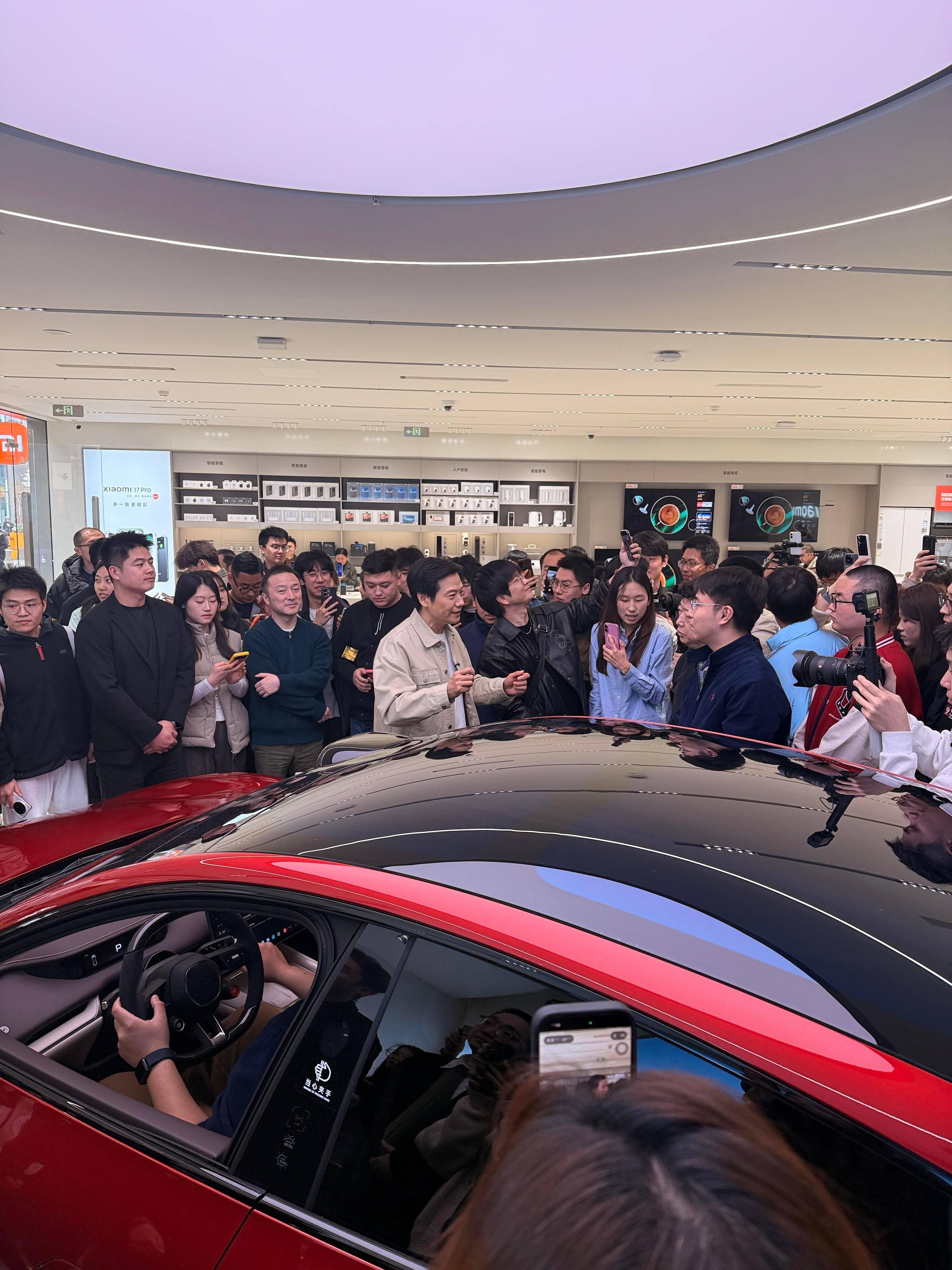雷军现身北京五棵松小米门店，看新SU7的人真不少，当然更多的人肯定是奔着雷总来的
