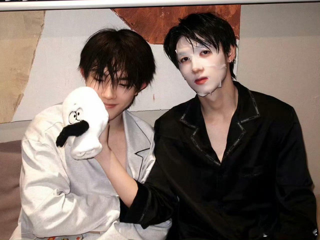 朱志鑫苏新皓青岛双人行  朱志鑫苏新皓在青岛玩的还挺开心的呀，这一次能够感受到彼