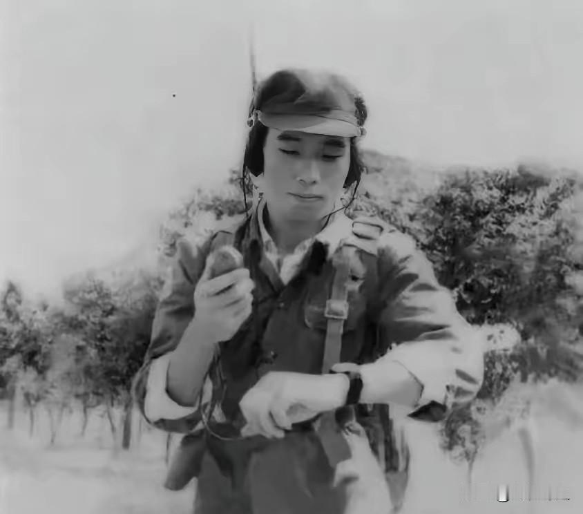 1984年，见习参谋黄登平在站岗时，突然发现大雾中好像有人影在活动，他悄摸过去，