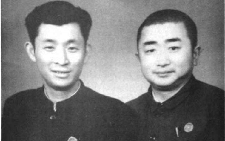 [微风]1949年1月的一天晚上，地下党马识途刚回到公馆，正要跨进大门时，看到房