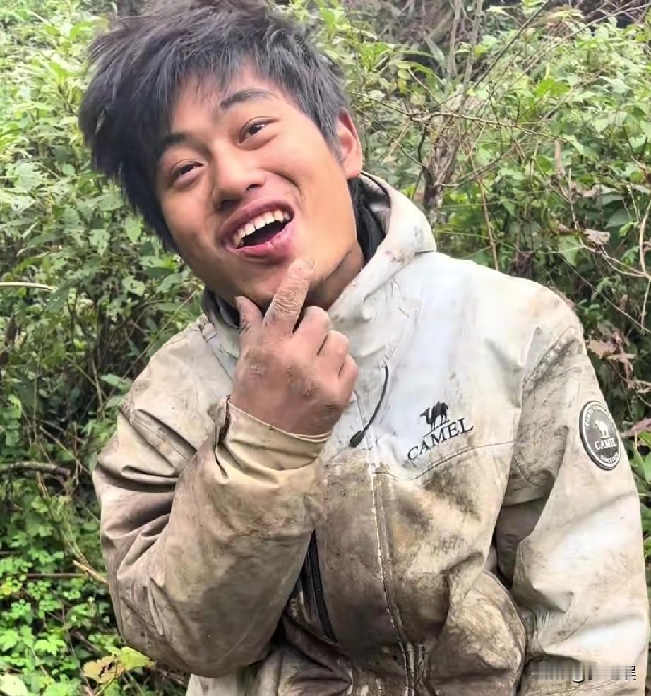 野外生存的他很爱笑，一点也没觉得苦，反而觉得回到了童年，小三毛，这是他小时候的名