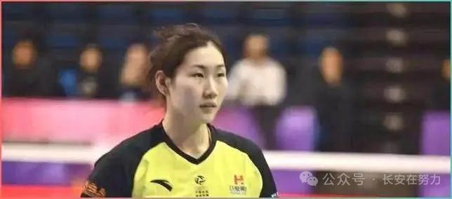 天津女排更让人头疼的是接应位。这个位置本该是球队的稳定出口，卡轮时能下球，关键分