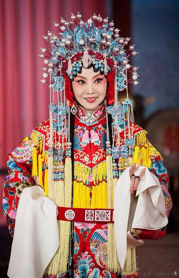 著名京剧表演艺术家李维康去世 四世同堂韵梅扮演者去世 据向国家京剧院求证，著名京