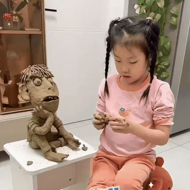 女儿亲手为爸爸捏出泥塑小手办，造型虽然谈不上精致，却是孩子认认真真的心意。

父