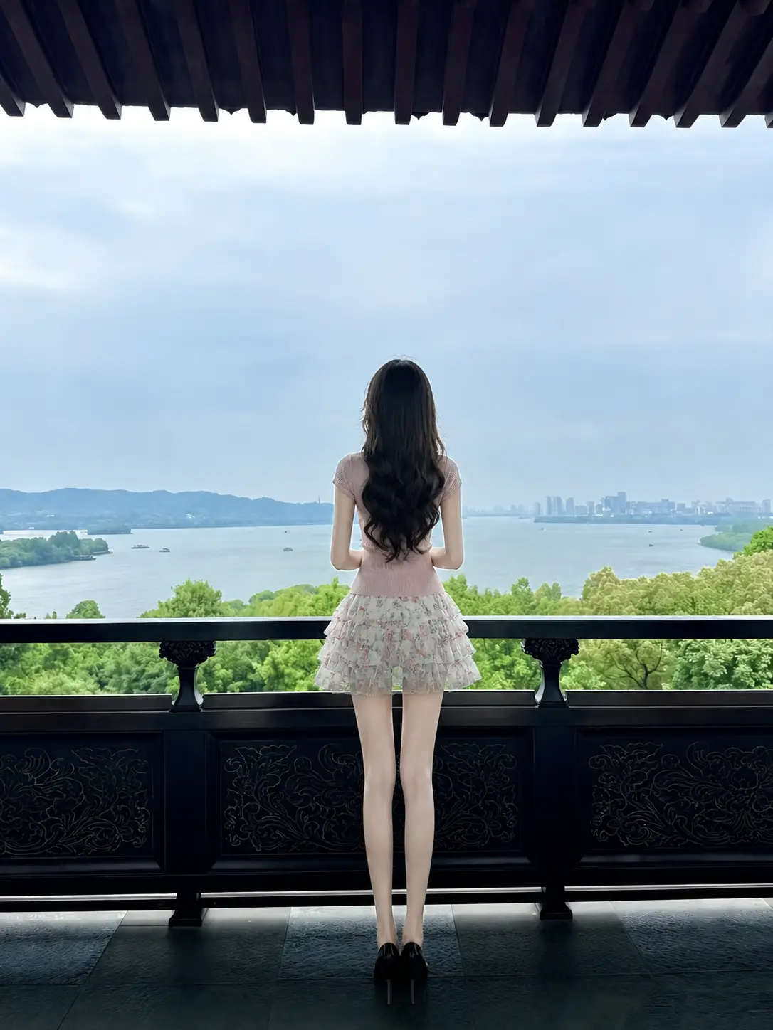 人间琴悠扬，姑娘把谁放心上