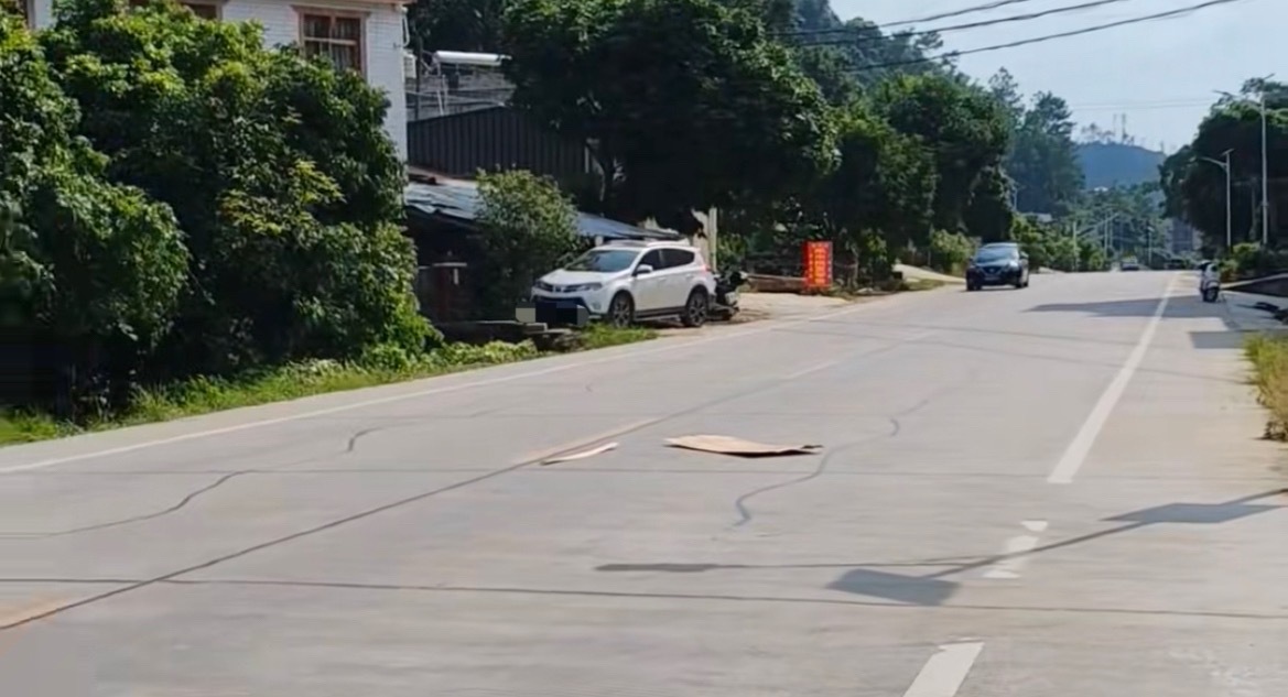 【玉林杨梅货车掉一片木板在路上群众拿路边】9月11日，网友分享：一辆载木板的货车