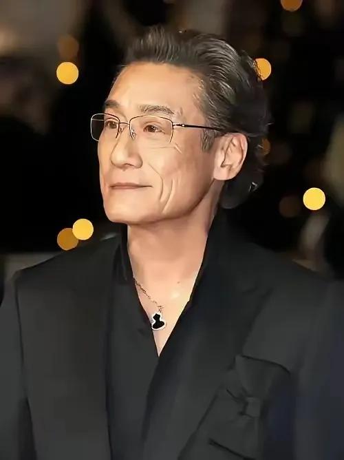 他在故宫里待了将近一年。每天走在紫禁城的红墙黄瓦之间，站在太和殿的广场上，抬头看