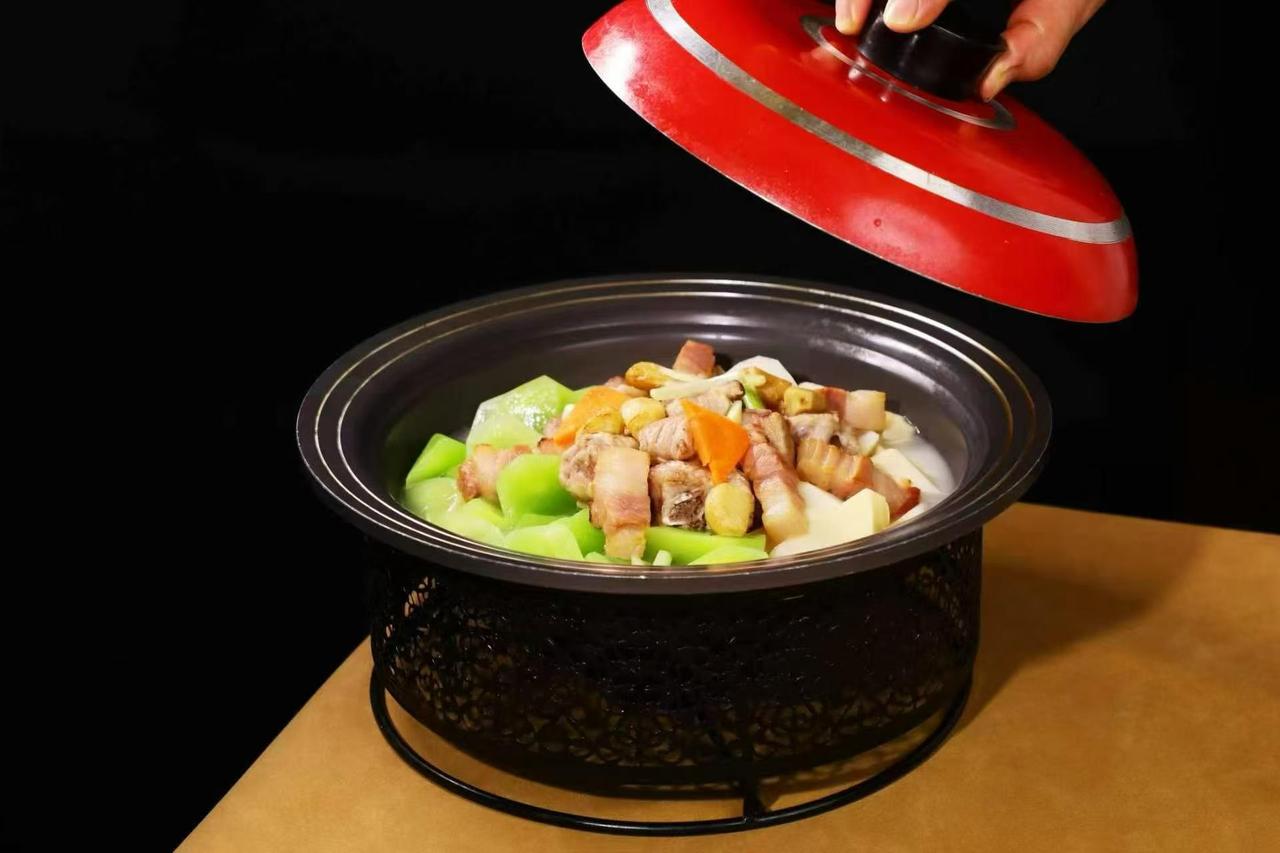 红盖揭开香满堂，美味佳肴满碗藏，动筷开吃。