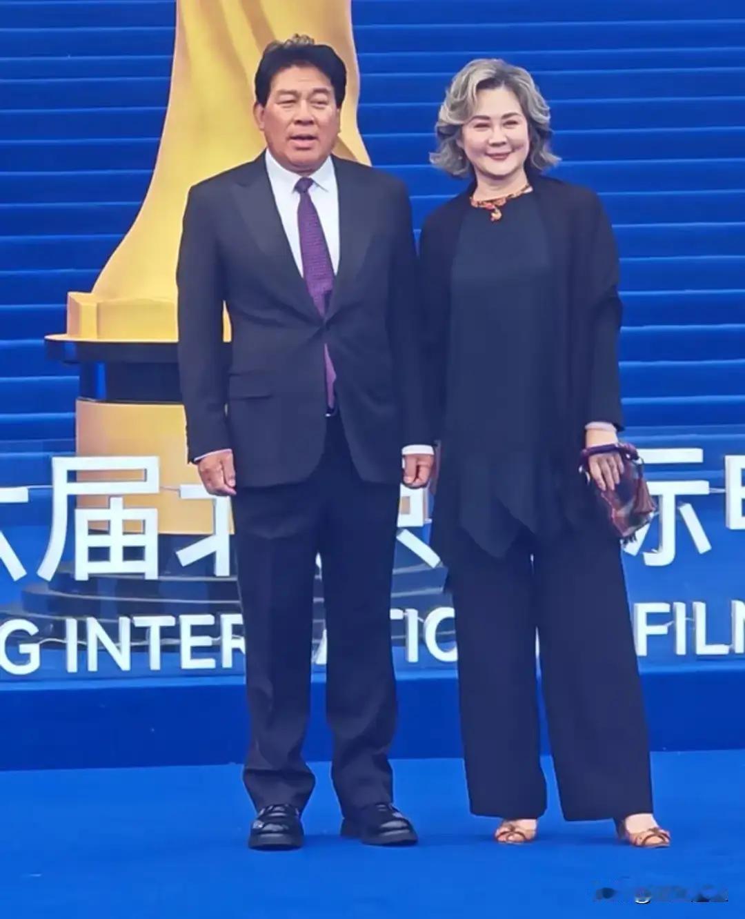 朱时茂与丛珊再度重逢！拍《牧马人》时，朱时茂27岁，丛珊才19岁。时光荏苒，44