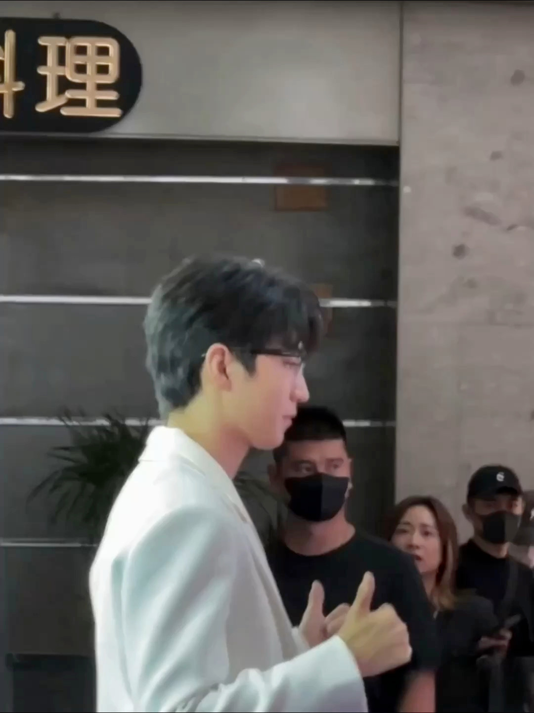 #王俊凯IP正确手势正确#好伟大的生图live，好伟大的一张脸！#王俊凯透露演唱