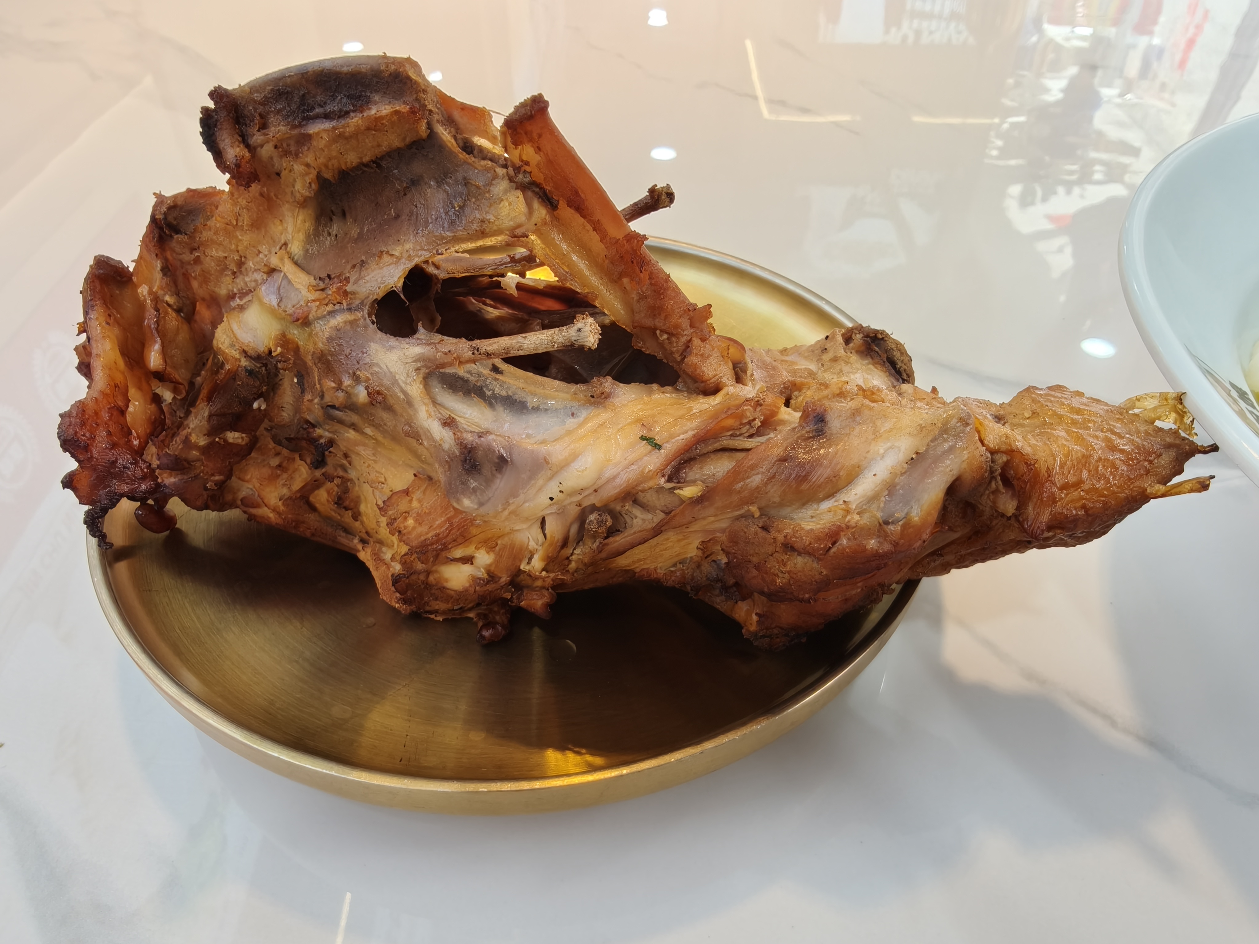 来沈阳一天我就吃了四顿鸡架，卤鸡架、炒鸡架、拌鸡架、铁板糖醋鸡架，个人口味比较偏