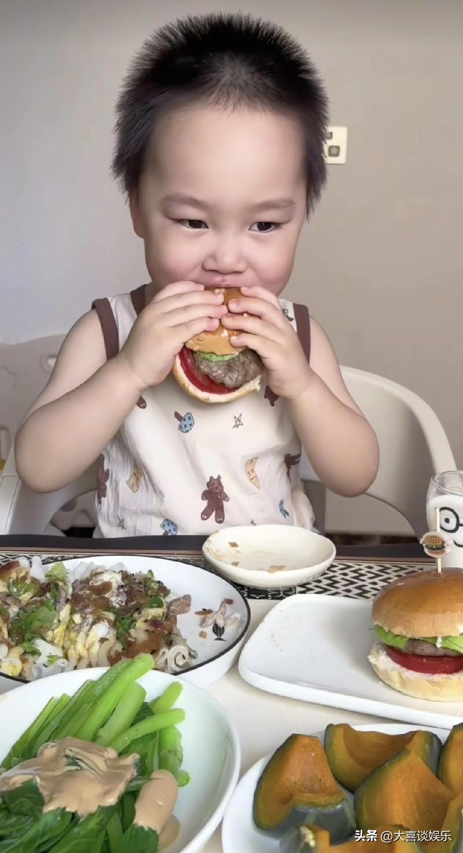 米乐好像两顿没吃，
吃个晚饭狼吞虎咽的样子，
他妈妈做饭越来越糊弄，全是预制菜。