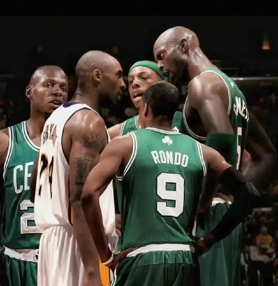 你别再信“科比单核夺冠”了。他亲口说过，没这个人，赢不了绿军。
 
NBA官方去