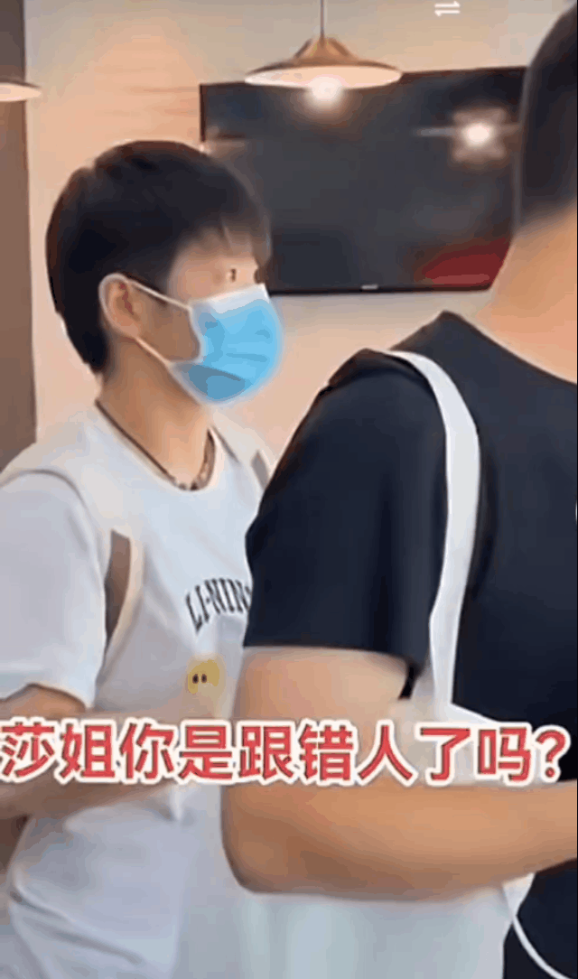 笑不活了，莎莎果然是小迷糊，
机场一直跟着前面的人走，
忽然一抬头吃了一惊，
莎