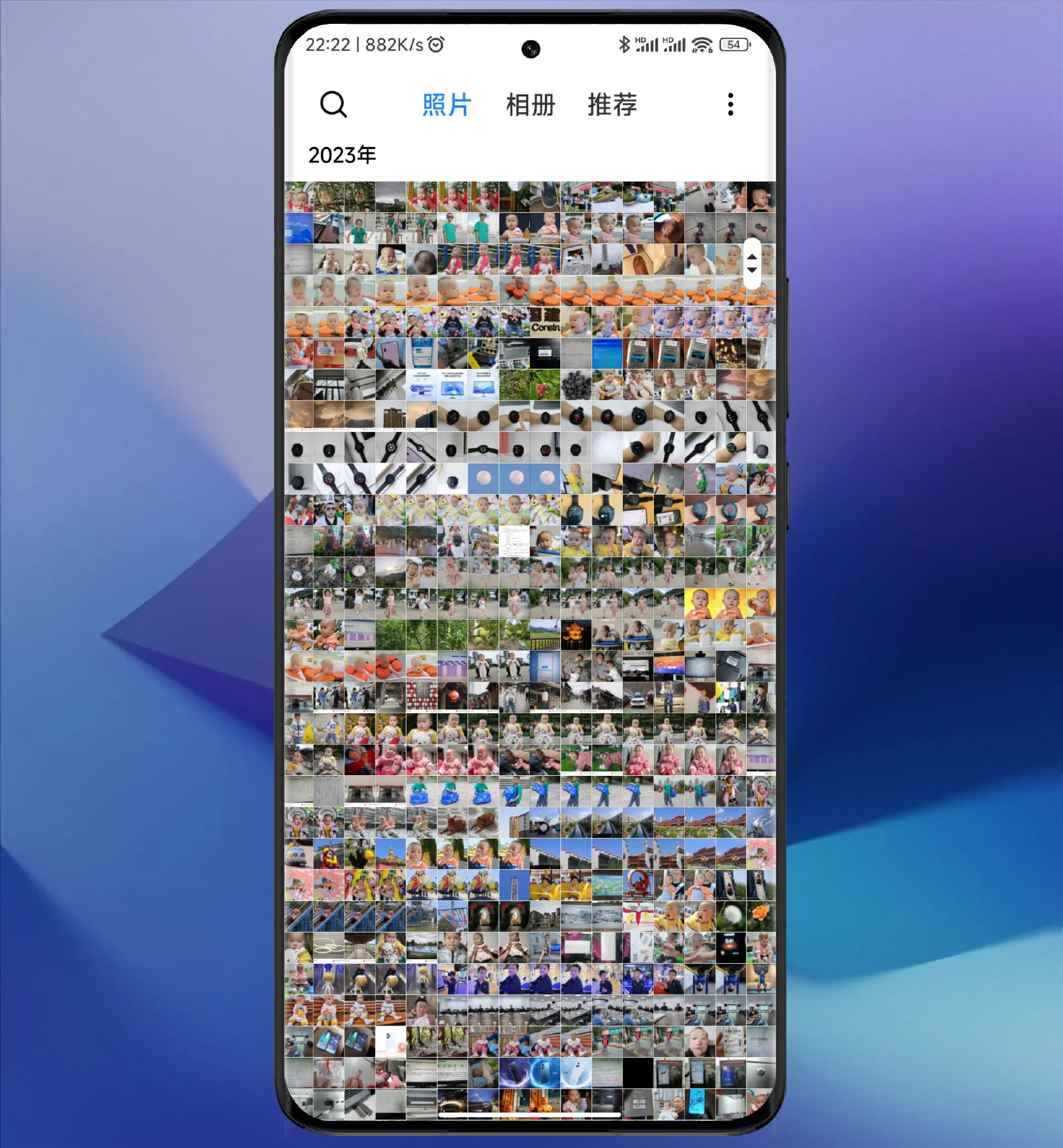 「运营小哥」给朋友看手机里的一张照片，结果他看完顺手向左滑。那一瞬间我心脏骤停，