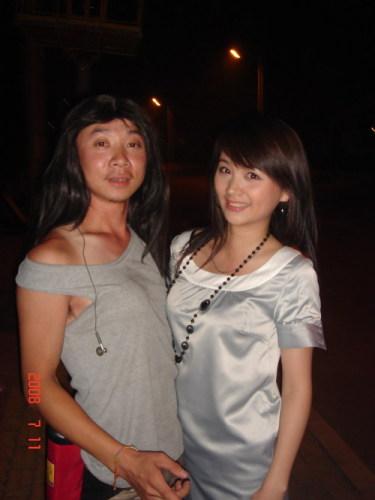 鲜花还需绿叶衬，邓莎被身边长发男子衬得美了美了，看得人都醉了。