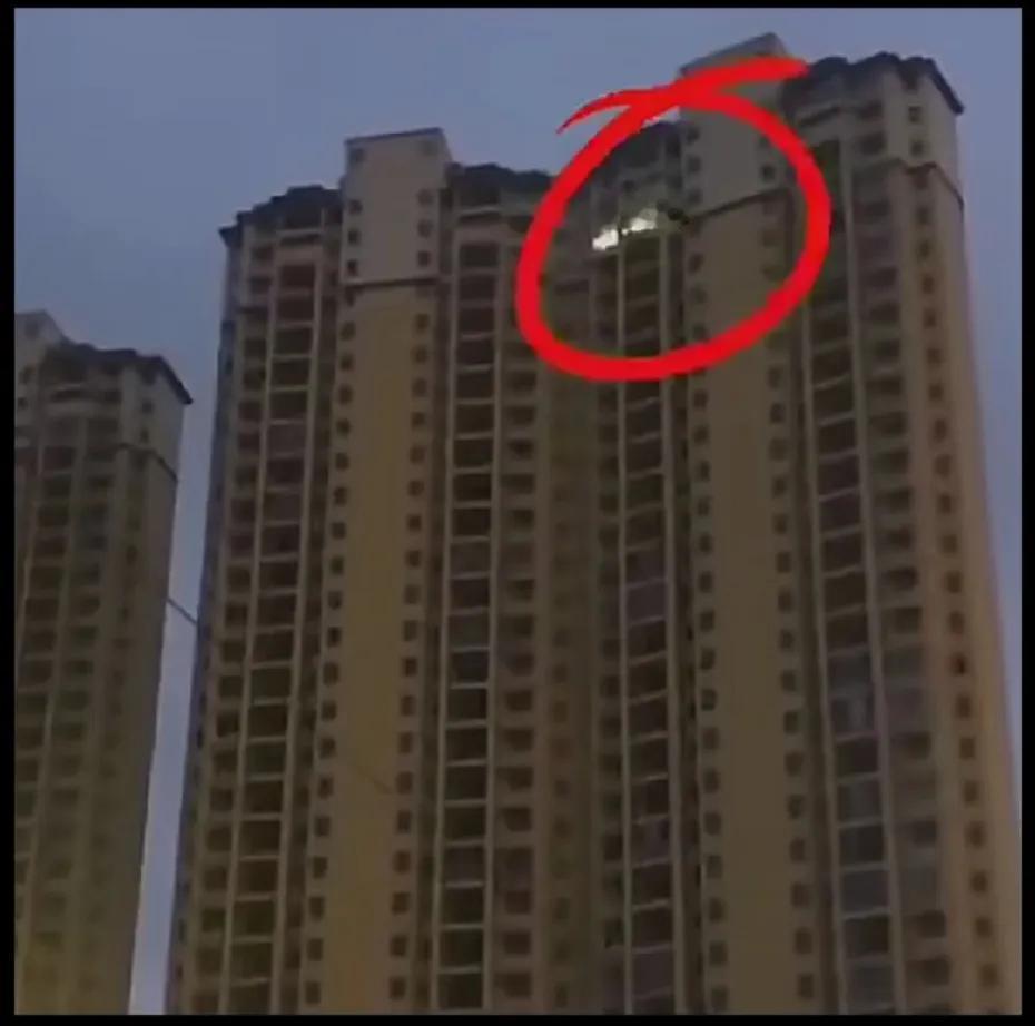 当年和我一起抢房的人呢？我记得那时候人山人海的，不得已我加钱买了个顶层。