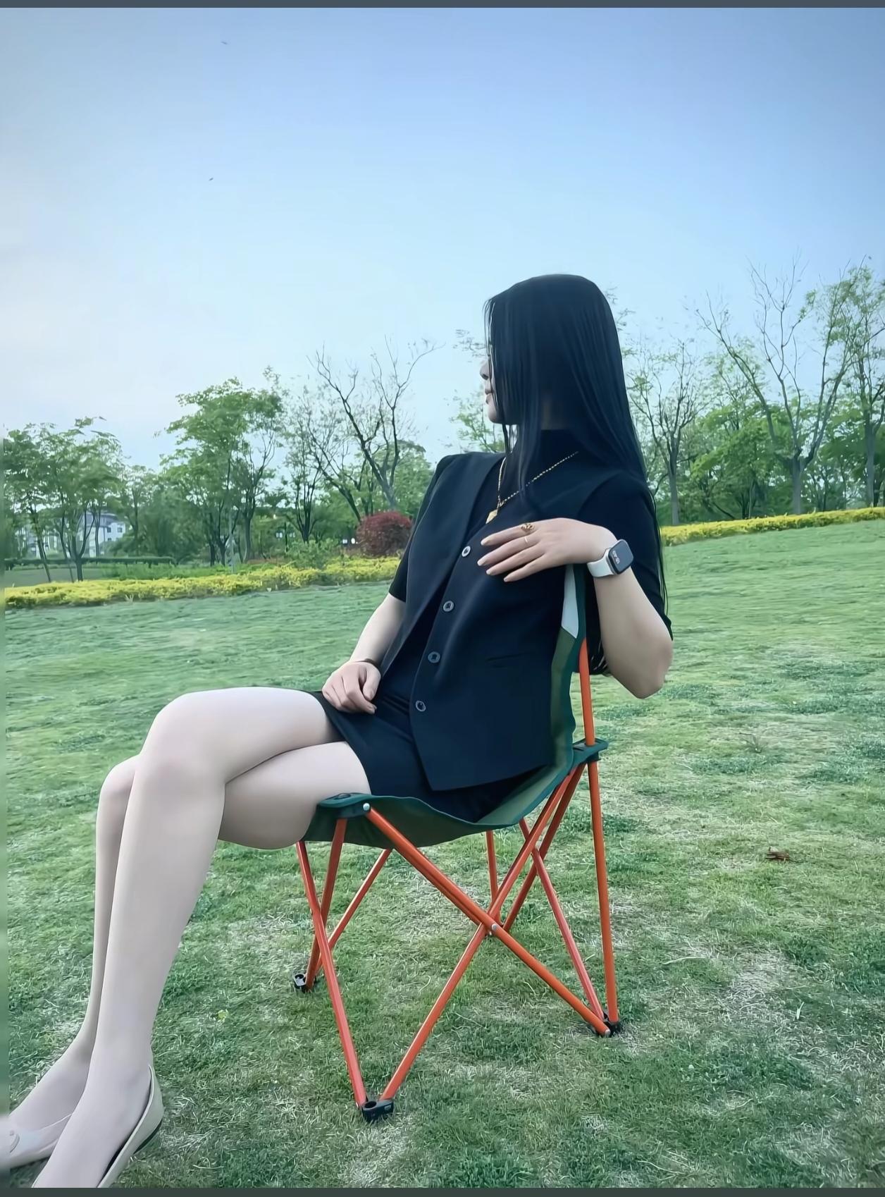 绿野仙踪里，静坐赏芳菲。