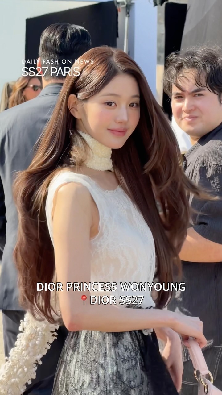 张元英 ｜ DIOR 时装周巴黎时装周 一张动态下媒体镜头的抓拍  ～  📷 