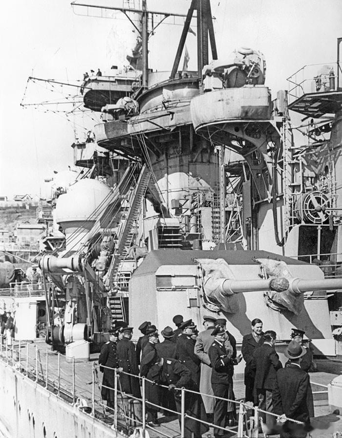 1941年3月22日，日本驻德海军代表团参观停靠在布雷斯特的格奈森瑙号战列巡洋舰