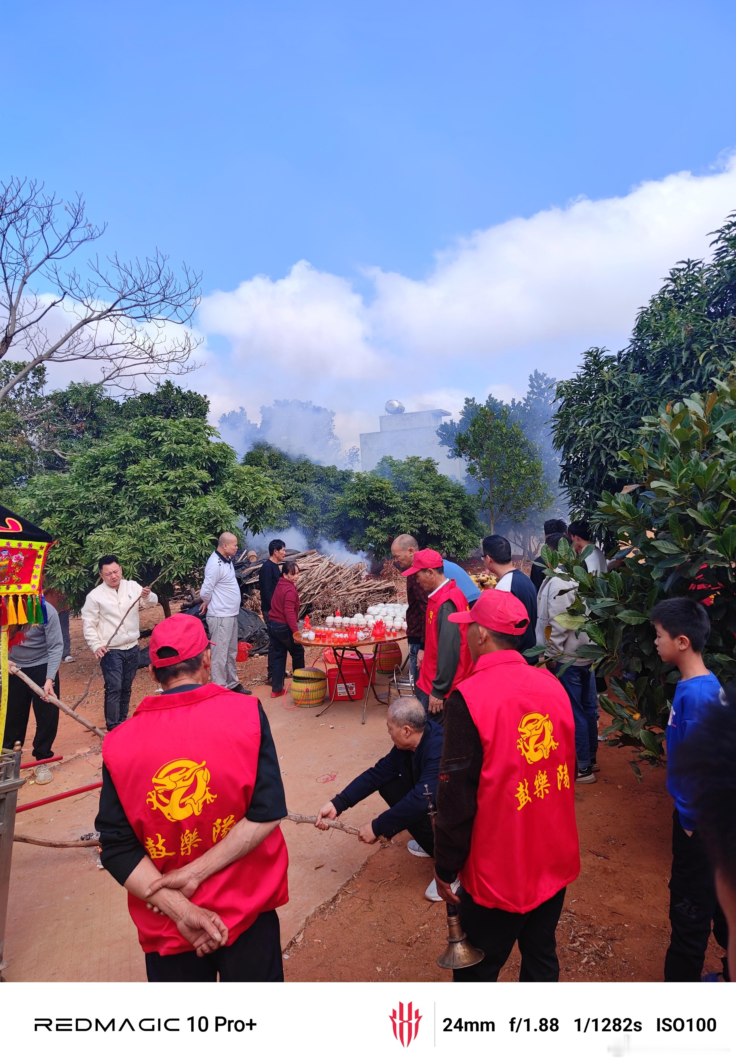 遇上了湛江雷州一年一度的新年游神，锣鼓喧天，鞭炮齐鸣！气氛真好[666]  