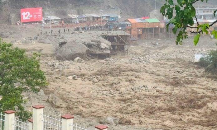 7月21日阿富汗努里斯坦省遭遇特大暴雨山洪，汹涌洪水冲毁整片村镇民居，官方统计已