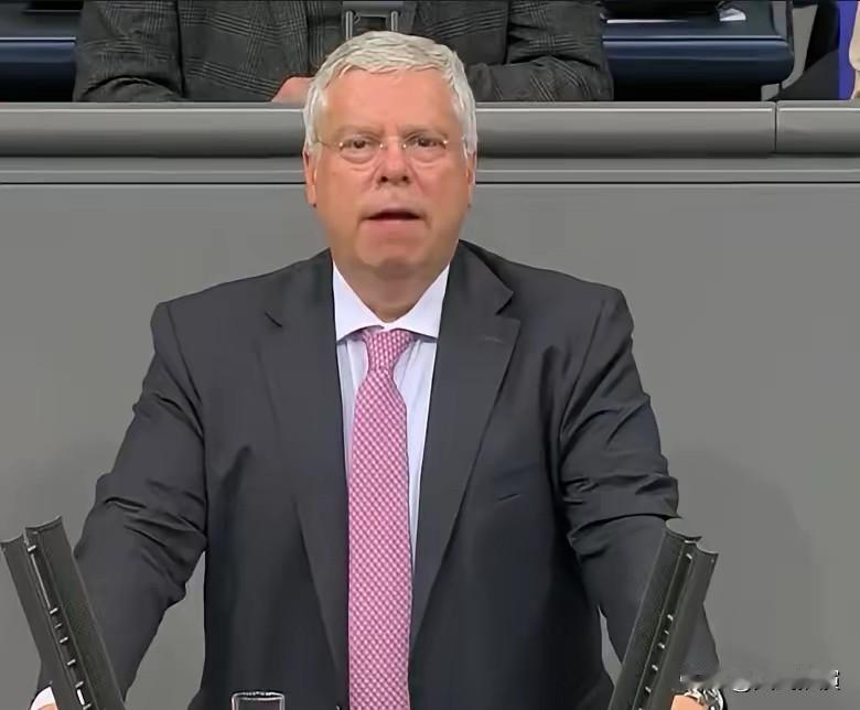 正面打不过特朗普，德国开始“剑走偏锋”了。

德国这操作太有意思，打不过就拿世界