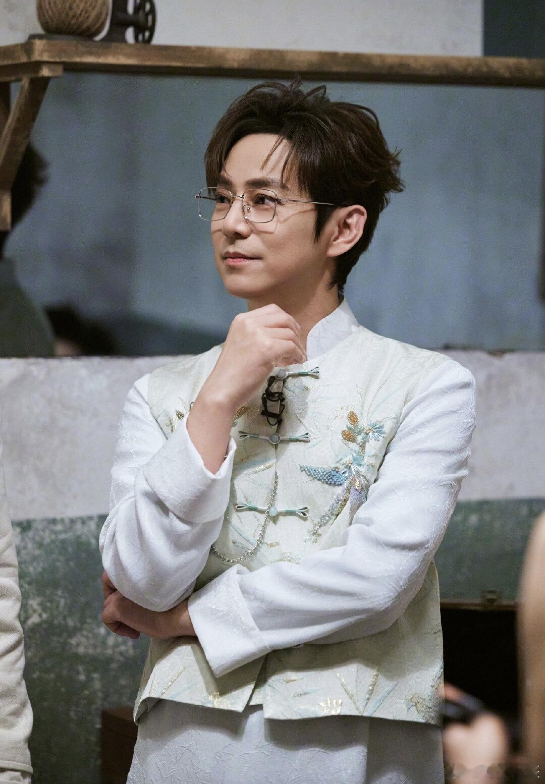 一想到何老师80还得探案就心酸大侦探  想象何老师八十还在大侦探里盘逻辑，和老伙