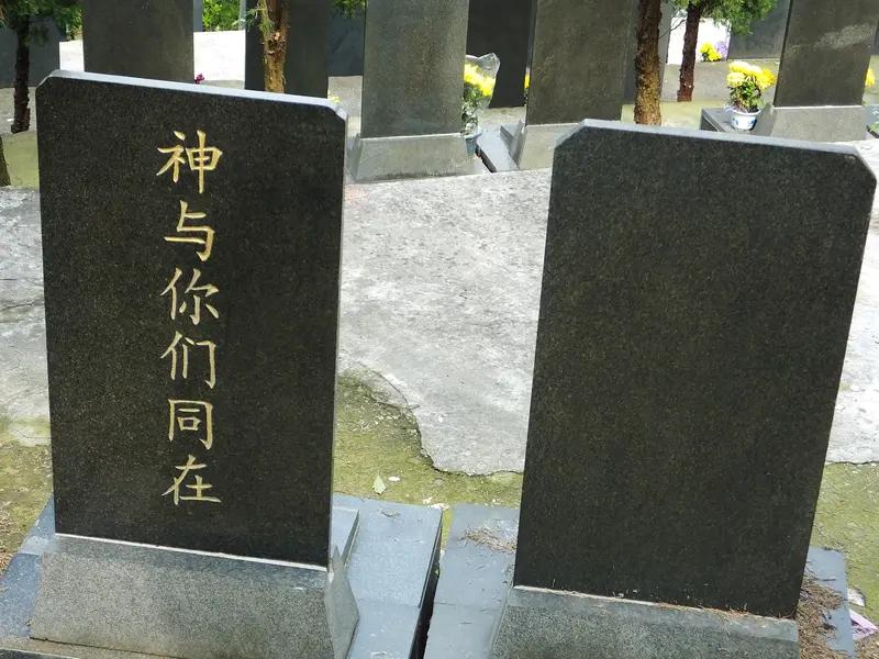 看到孩子抱着去世6年烈士爸爸墓碑大哭的画面，心里真不是滋味。就像陈红军烈士牺牲时