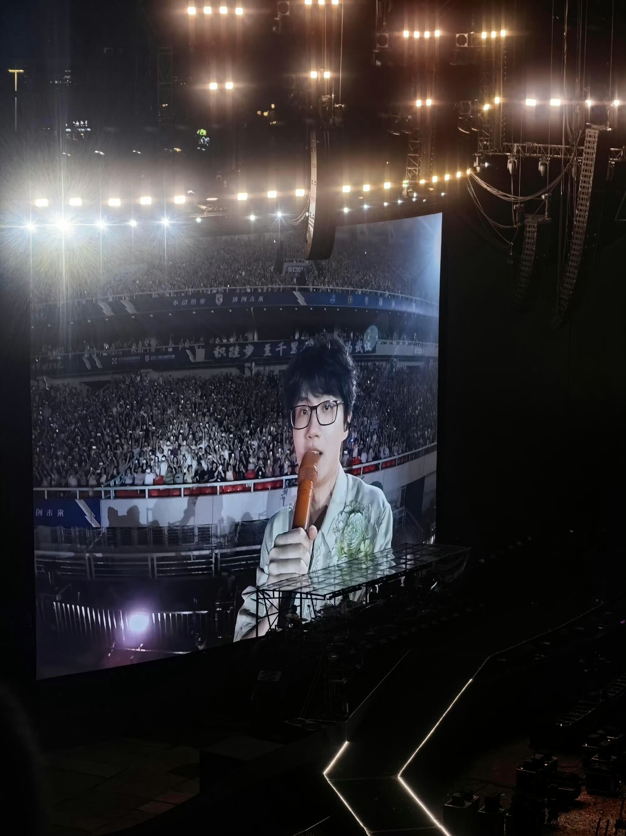 许嵩自己写歌20年了 “大家好，我是Vae。”这句开场白，一听就是二十年。从非主