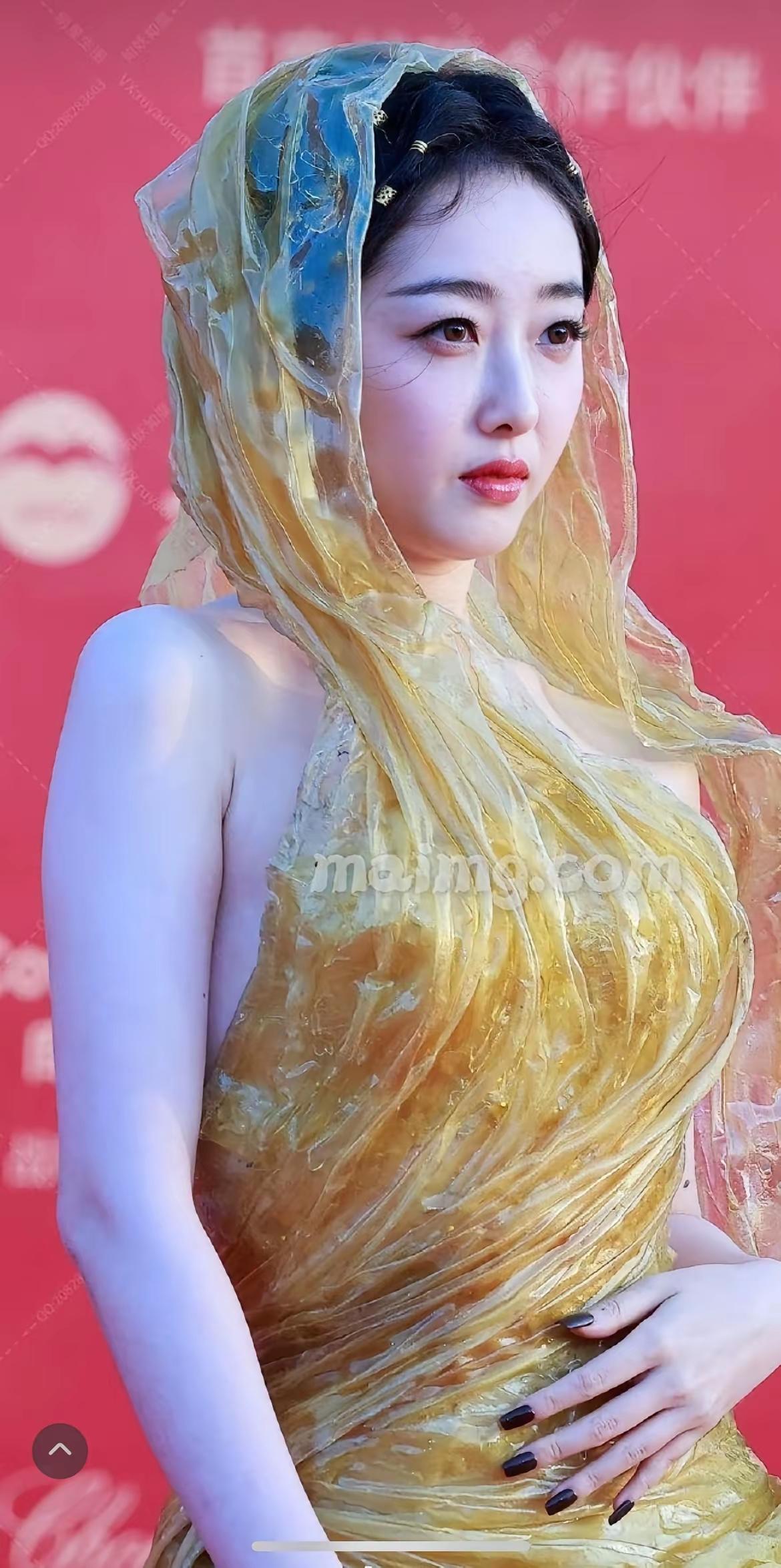 梦幻金纱裙，优雅红毯秀。蒋梦婕，真美，难怪可以演林黛玉，真是白白嫩嫩，皮肤吹弹可