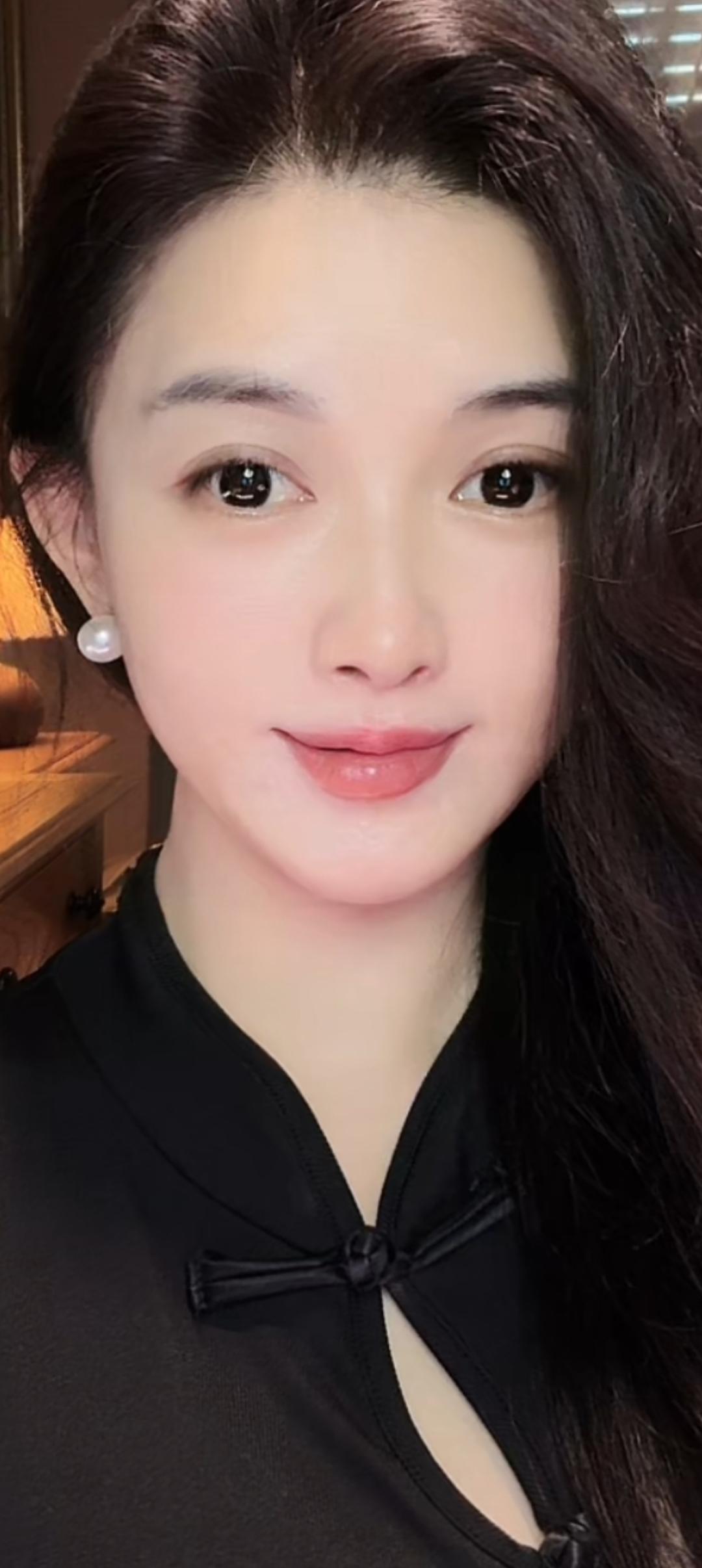 这姑娘真漂亮，笑起来好温柔。