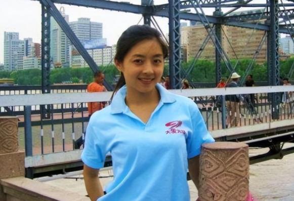 2015年，四川电视台女主播佟瑶，吃完饭回宾馆途中，实在尿急，就停下车钻进路旁灌
