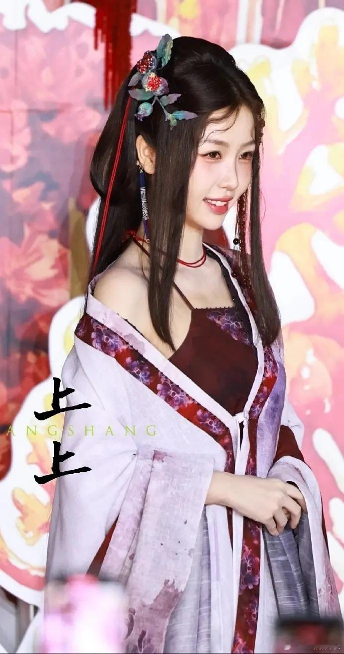 虞书欣这妆造怎么很廉价的感觉 