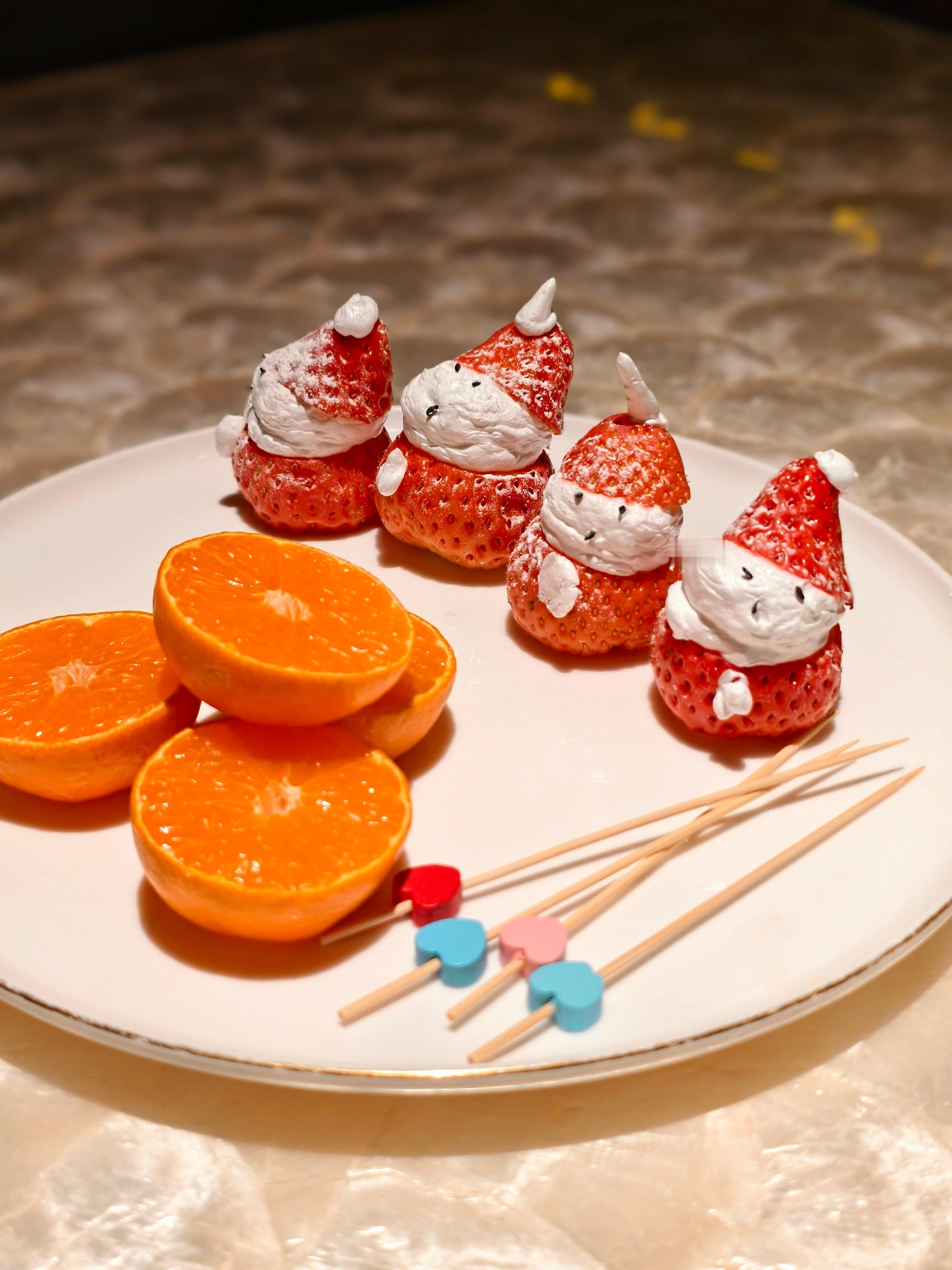 有点圣诞节的氛围了，店里放的是圣诞歌。餐前水果，还给做了个圣诞老人的造型。感觉，