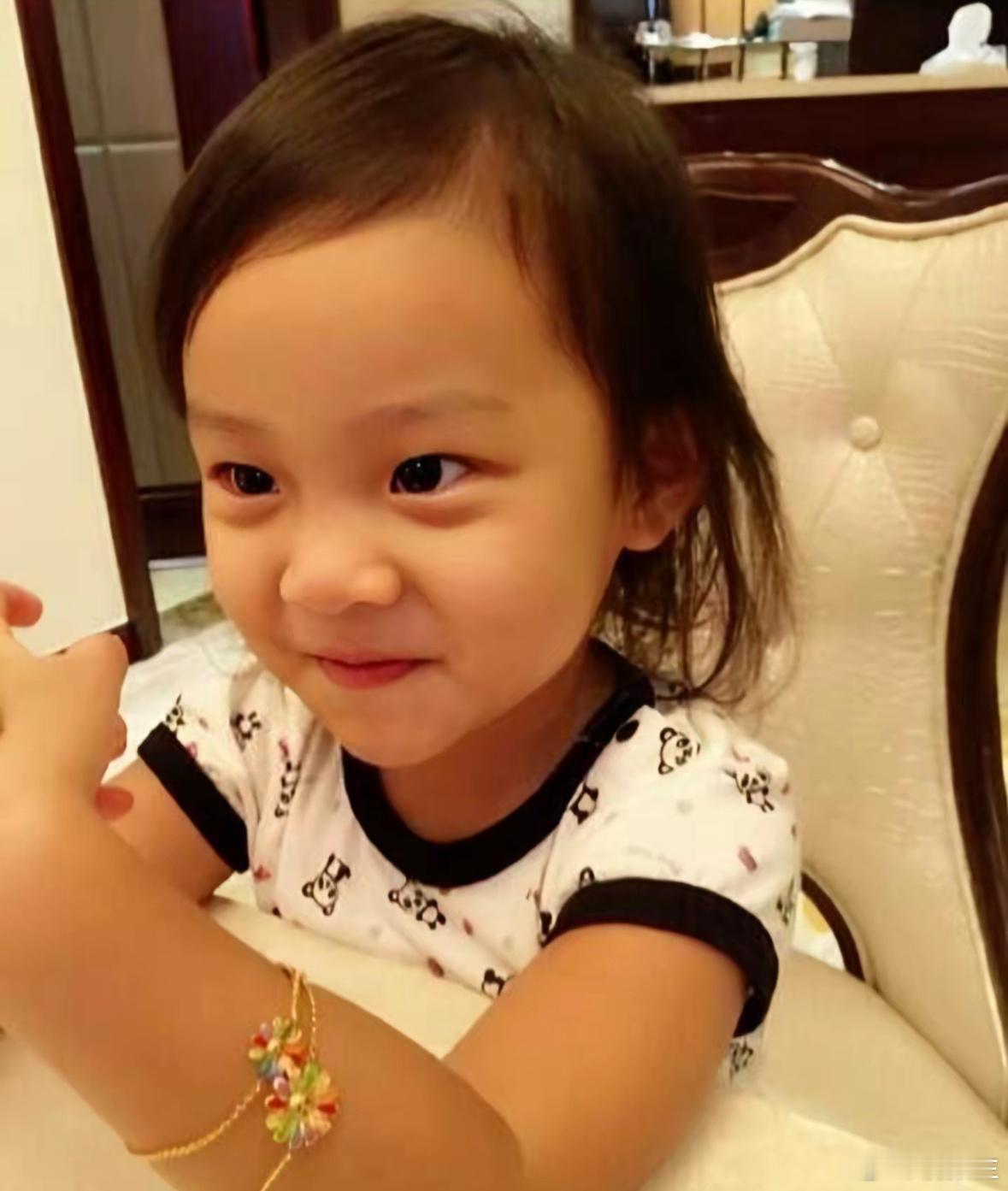 甜馨晒自己化的新妆容馨宝解锁全新自制妆容，灵动又精致，少女气质满满✨ 
