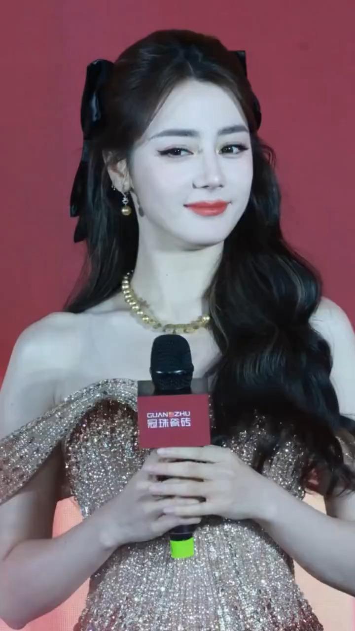 迪丽热巴迪丽热巴 播种信念当种子以勇气破土，每一片嫩芽都写满无畏。用心耕耘时光的