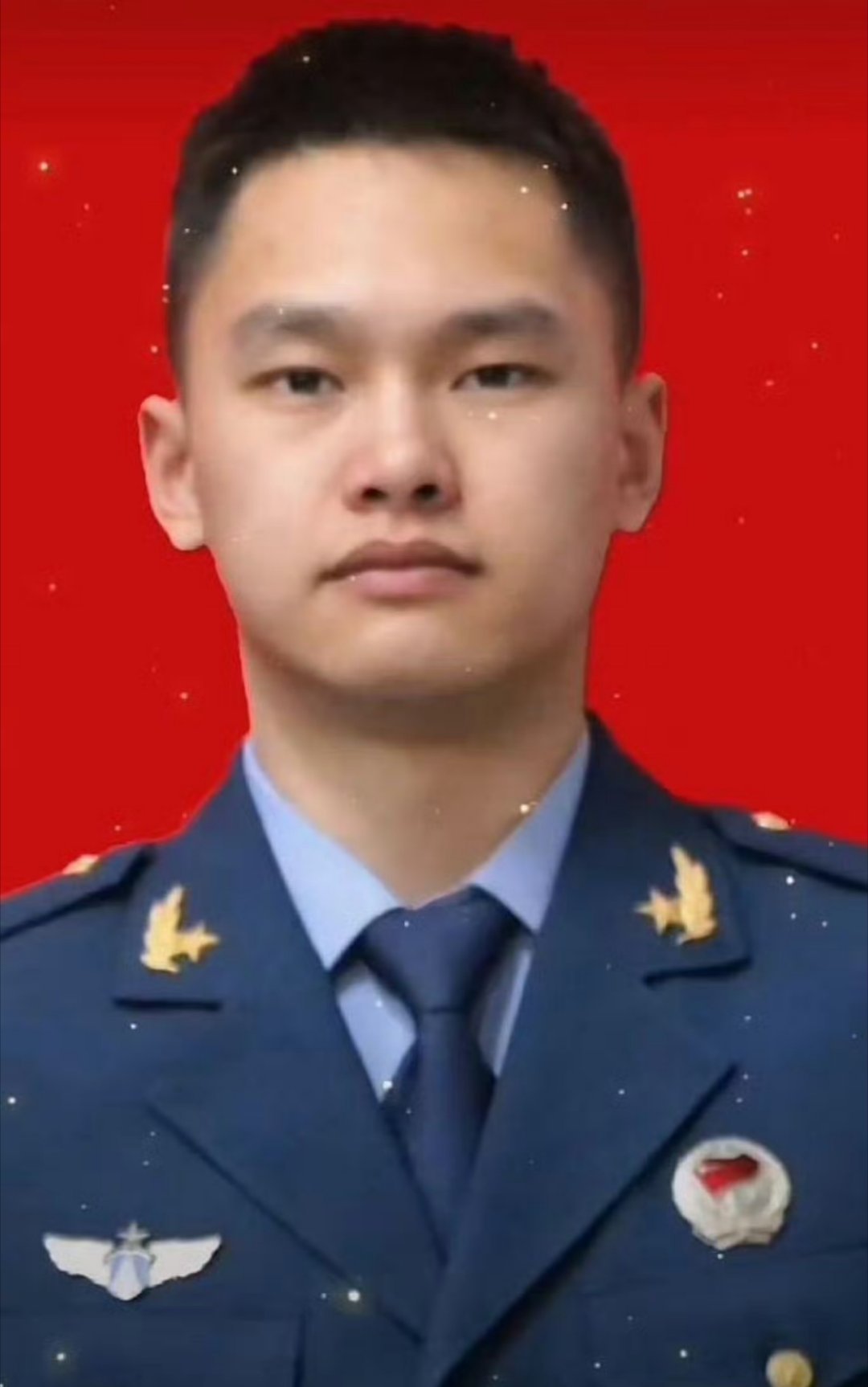 空军战士王英杰，于2023年因公牺牲，年仅23岁。天地英雄气，千秋尚凛然。让我们