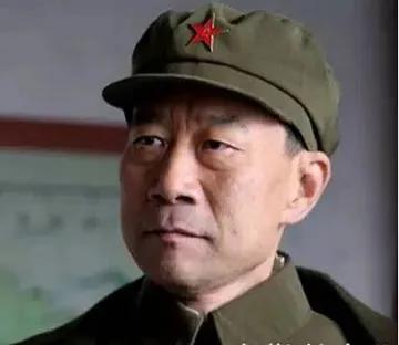 李雪健，这位老演员看面相像个″老实人”，但他的戏路宽得很，获得的荣誉也很多。
 