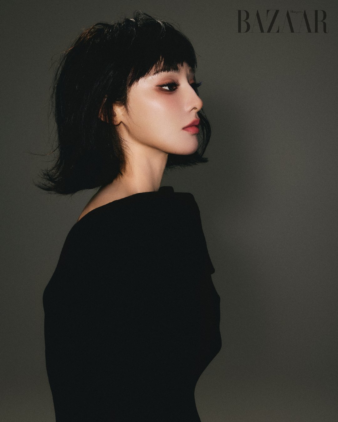  彭小苒越南芭莎新年封 越南芭莎新年封上的彭小苒，兼具东方韵味与时尚张力，眉眼间