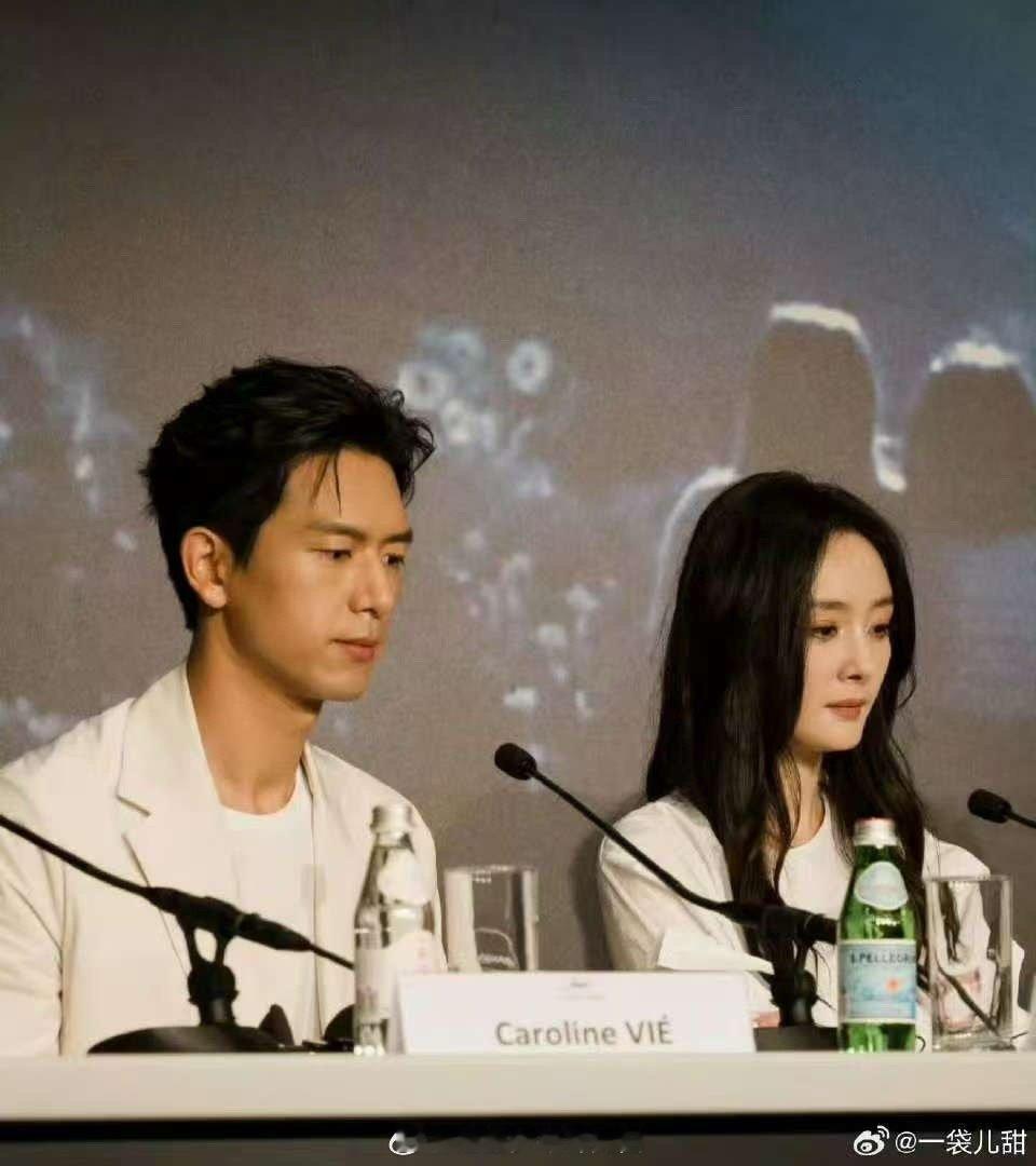 杨幂李现最适合穿白色的两个人出现了 隔着屏幕都能够感觉到杨幂和李现两个人穿上白色