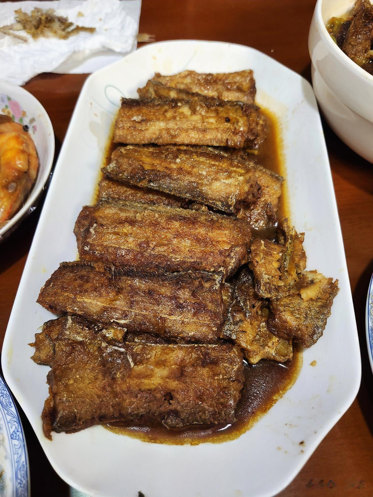 昨晚女儿正在厨房做饭，就听“啪”的一声所有房间全黑了。

我立马想到可能是该买电