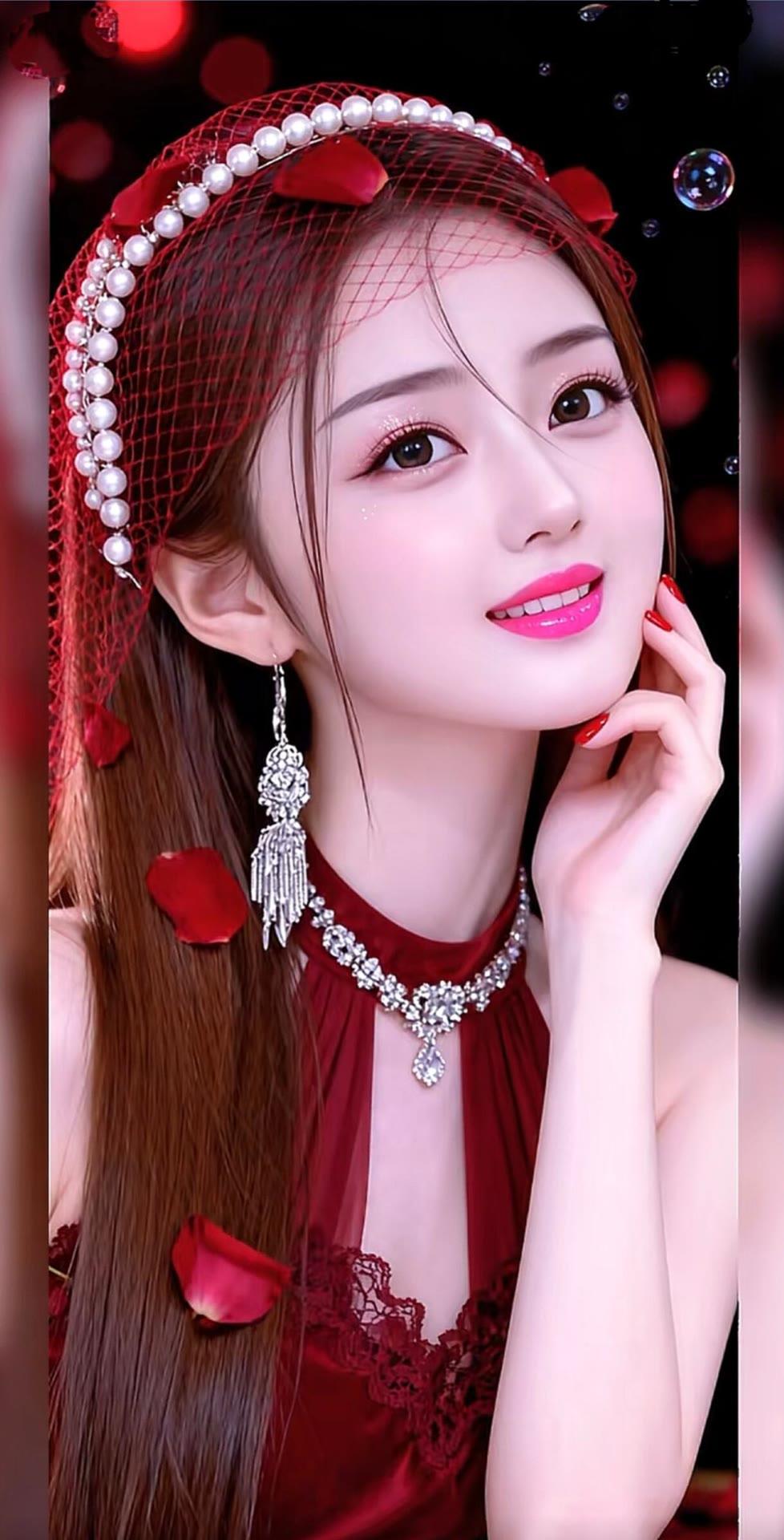 优雅红衣少女，珍珠项链闪耀，玫瑰花瓣点缀，甜美笑容迷人。