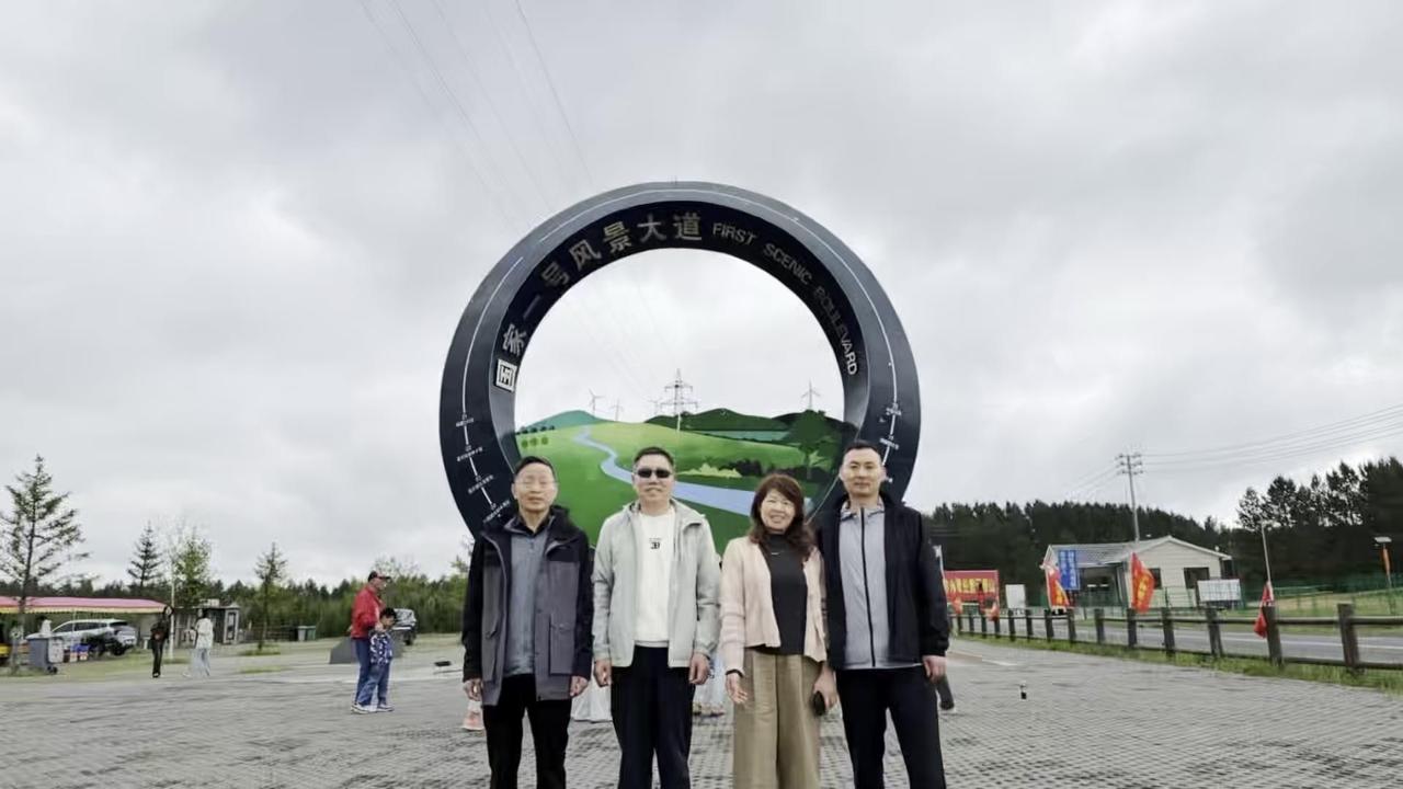 驶入草原天路的车窗，风带着青草味涌进来，公路像条绿丝带，把连绵的丘陵和成群牛羊都