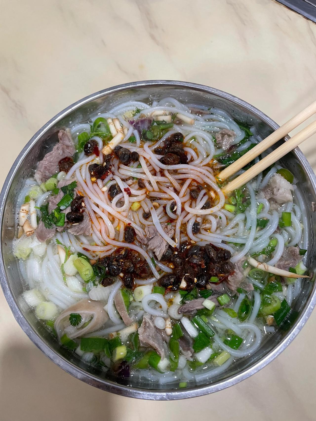 #秋日美食分享#
目前14度，吃羊肉米线是最佳选择。
师宗县羊肉馆地道独特的羊肉