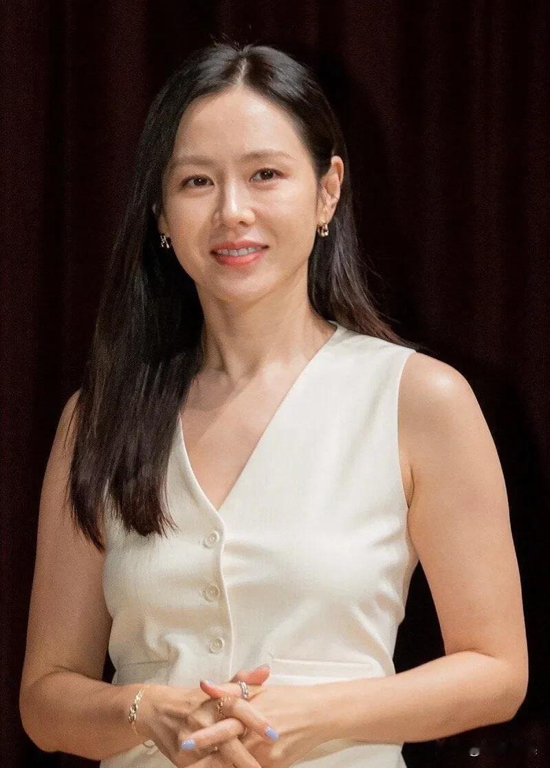 #孙艺珍42岁的状态# 
已经生完孩子的孙艺珍这生图这状态已经很不错了！虽然有点